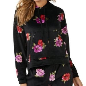 Sofia Vergara Floral sweater